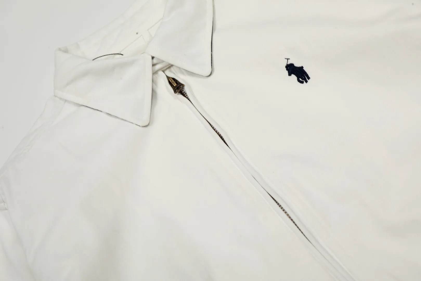 P300 top quality" Style number: 8101# (not off the shelves all year round) [Ralph Lauren/Ralph Lauren old cadre pony embroidered armband POLO jacket] ✅Ralph Lauren Ralph Lauren classic basic American retro old cadre goddess style jacket ✅Pure cotton high-gram heavy wash, soft, comfortable and tangible, upright and textured ✅Customized Vintage bronze double-open zipper head to restore the same quality as the cabinet version ✅This style: White/khaki color. There are waist patterns inside the threads of the collar and cuffs. Please note~ ✅Retro versatile jacket. The upper body is very flattering. Versatile model YYDS~ ✅Versatile for daily wear and work wear. ✅The upper body is simple and easy to wear. A must-have for goddess ootd. Good-looking clothes are never too picky. A must-have in the goddess' wardrobe. Size: S-XL. Color: White, yellow, red, navy, khaki, pink, light blue, olive green.